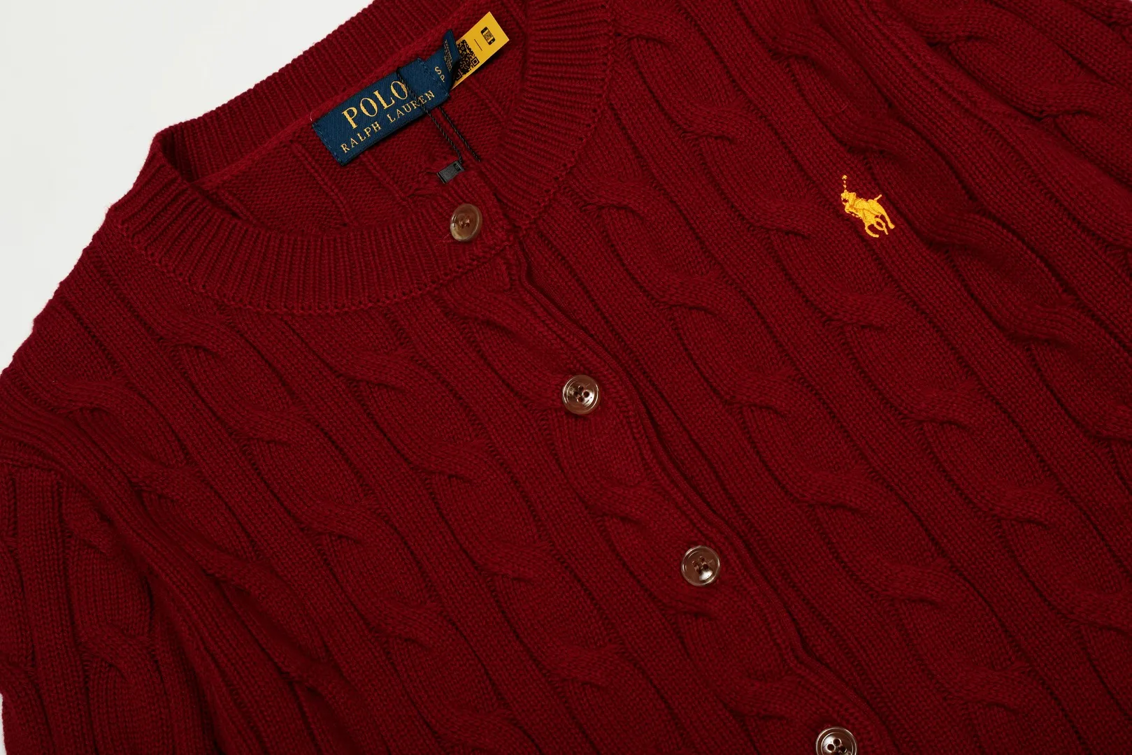 P230 Top quality" Style number: DS006# (not off the shelves all year round) [Ralph Lauren round neck solid color pony embroidery logo twist knitted cardigan] ✅Ralph Lauren Ralph Lauren classic basic versatile knitted cardigan jacket for all seasons ✅Main supplier platform live broadcast Wholesale entity Replacement if out of stock Not off the shelf ✅ZP quality 1:1 version Scan the code to enter the GF website Counter quality ✅Detailed quality The only one in Guangzhou Imported quality cotton yarn Focus on high-end, cost-effective, and good quality. Needless to say, the version is restored to the original version. The maximum size can be worn up to 160 pounds. Loose, comfortable and stress-free. ✅The upper body is simple and easy to match. A must-have for goddess ootd. Good-looking clothes are never picky. Must-have items in goddess wardrobe. Size: S- Navy blue white label Navy blue red label